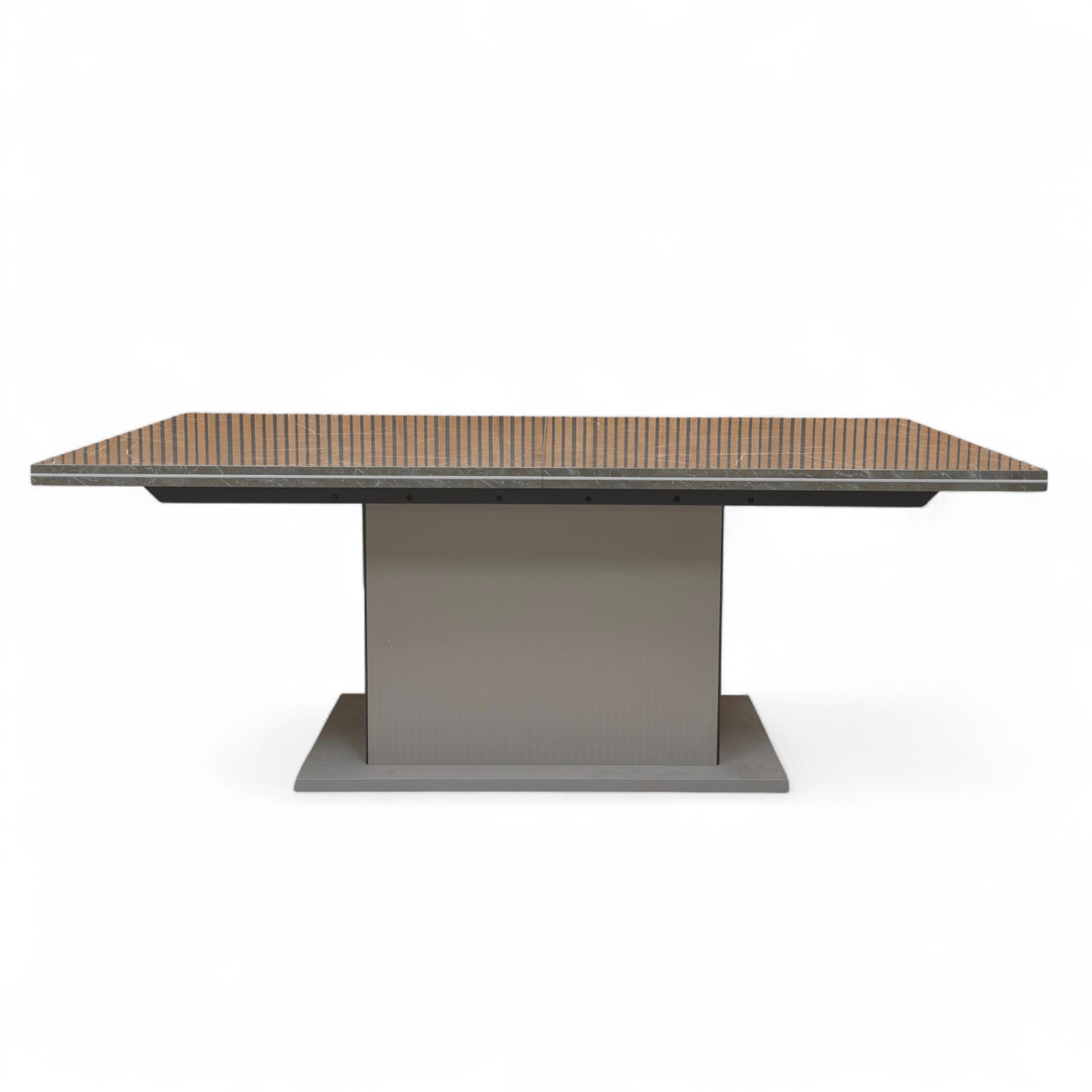 Detailed close-up of the elegant marble-effect finish on the ceramic tabletop of the 'Lusso' dining table.