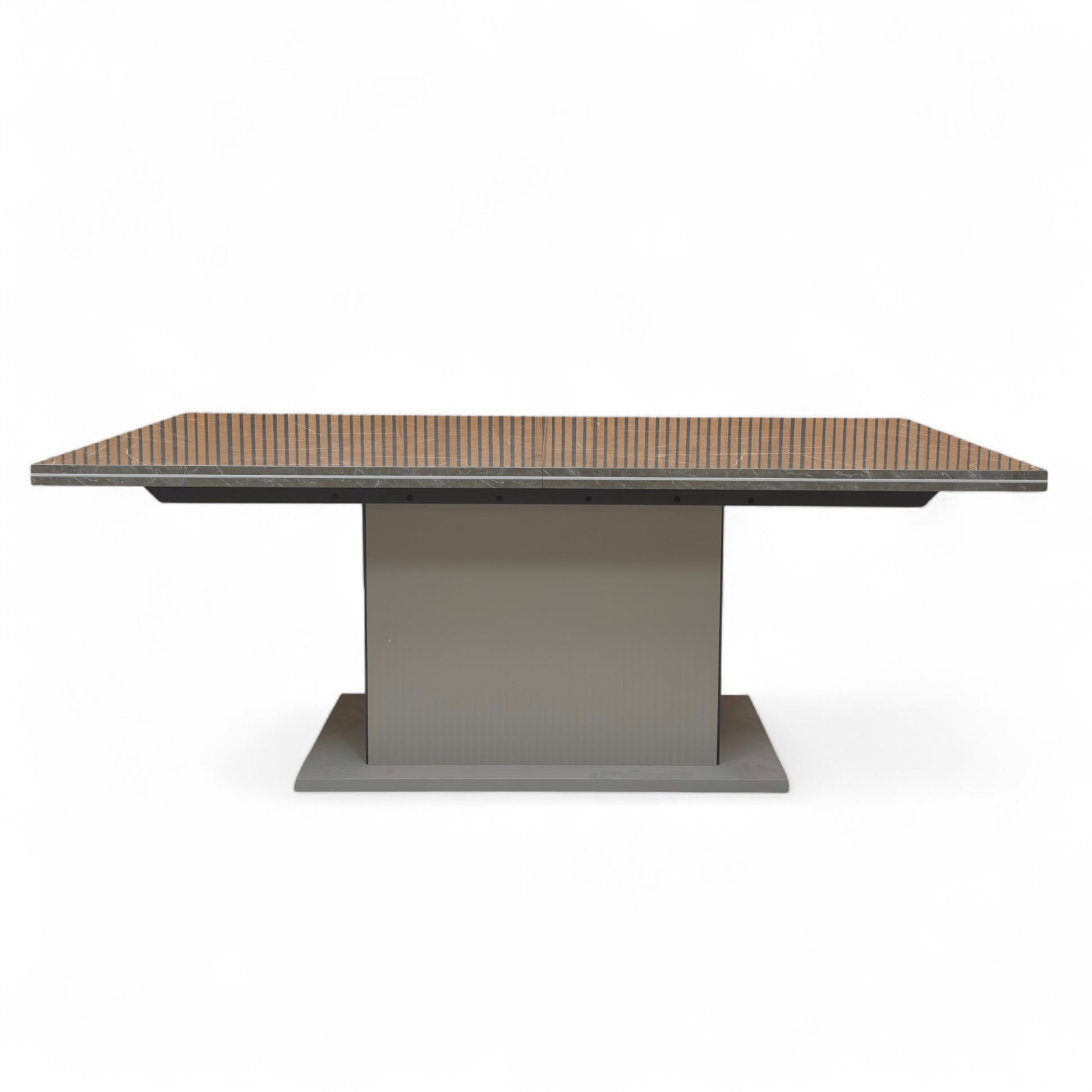 Detailed close-up of the elegant marble-effect finish on the ceramic tabletop of the 'Lusso' dining table.