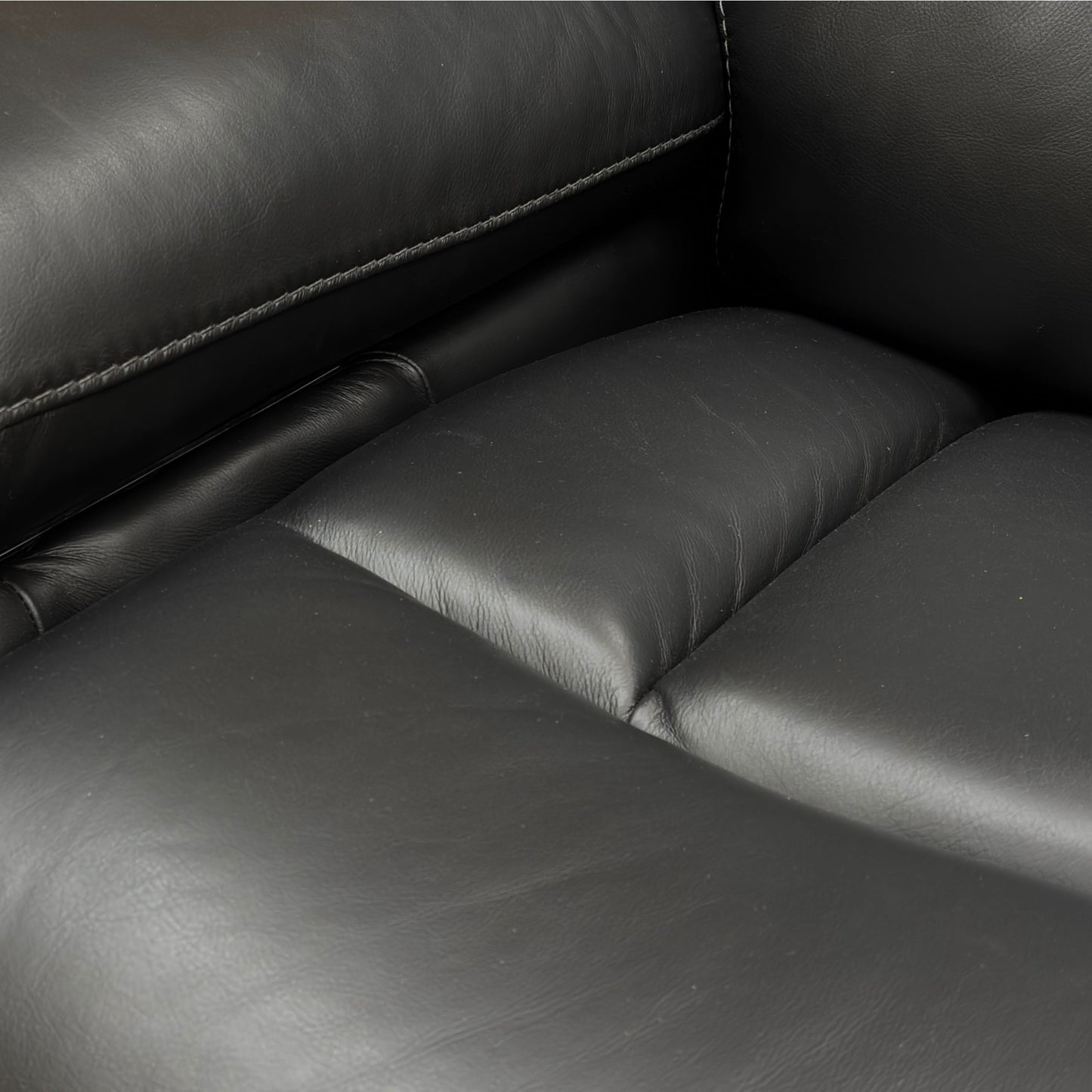 ‘Cinemax_ La4820 Natural Black Mica Leather Media Power Recliner Chair with Power Headrest