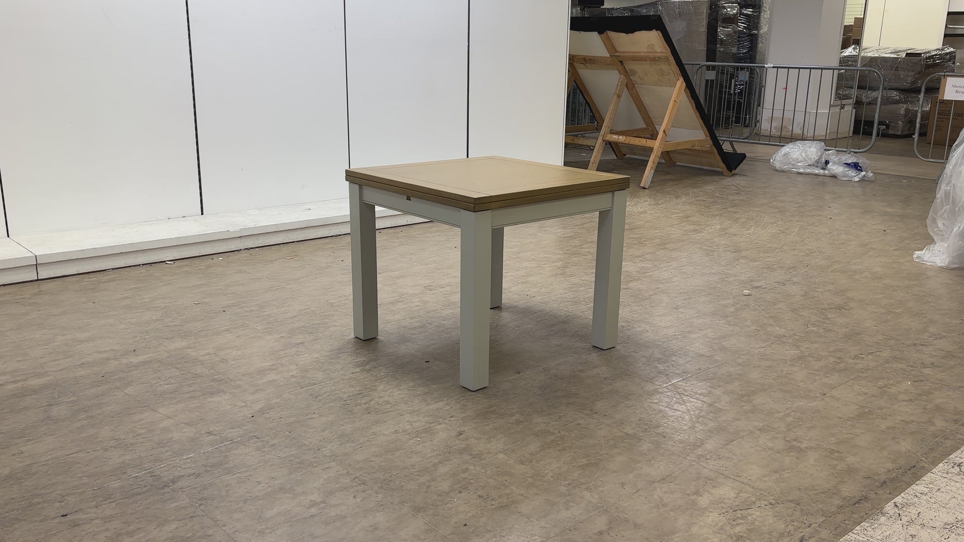 Video of flip-top extension mechanism of the 'Hamilton' dining table, which expands the width to 180 cm