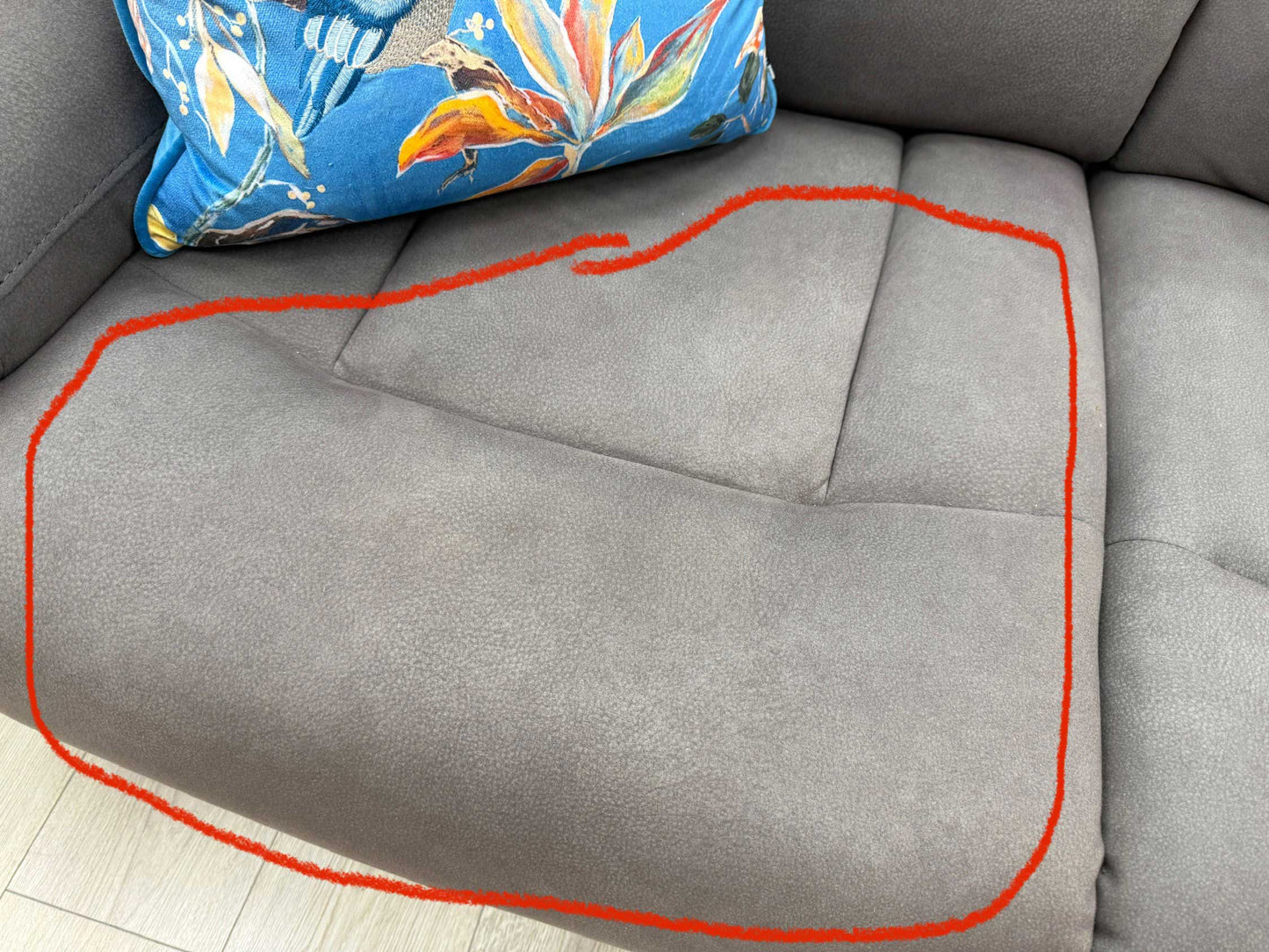 Detailed shot of discoloration on the upholstery and a small cosmetic imperfection on the headrest, neither of which affects comfort, usability, or functionality; please refer to the last photos for details.
