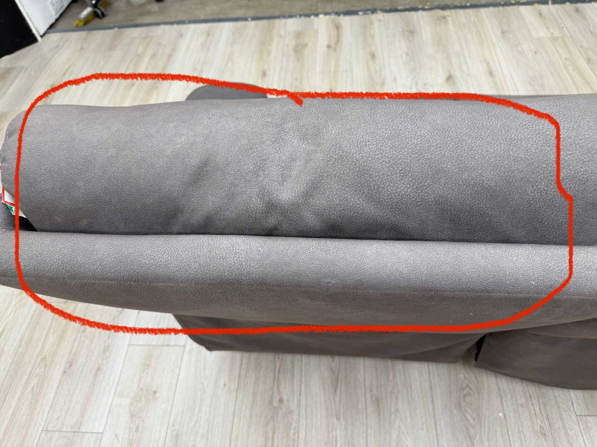 Detailed shot of discoloration on the upholstery and a small cosmetic imperfection on the headrest, neither of which affects comfort, usability, or functionality; please refer to the last photos for details.
