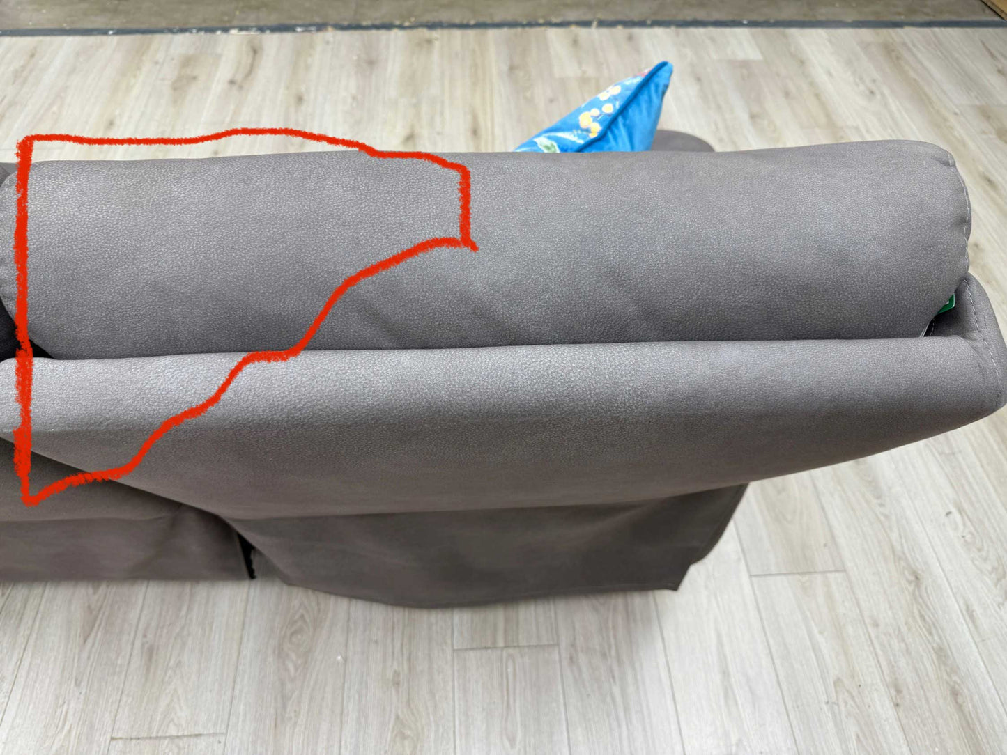 Detailed shot of discoloration on the upholstery and a small cosmetic imperfection on the headrest, neither of which affects comfort, usability, or functionality; please refer to the last photos for details.
