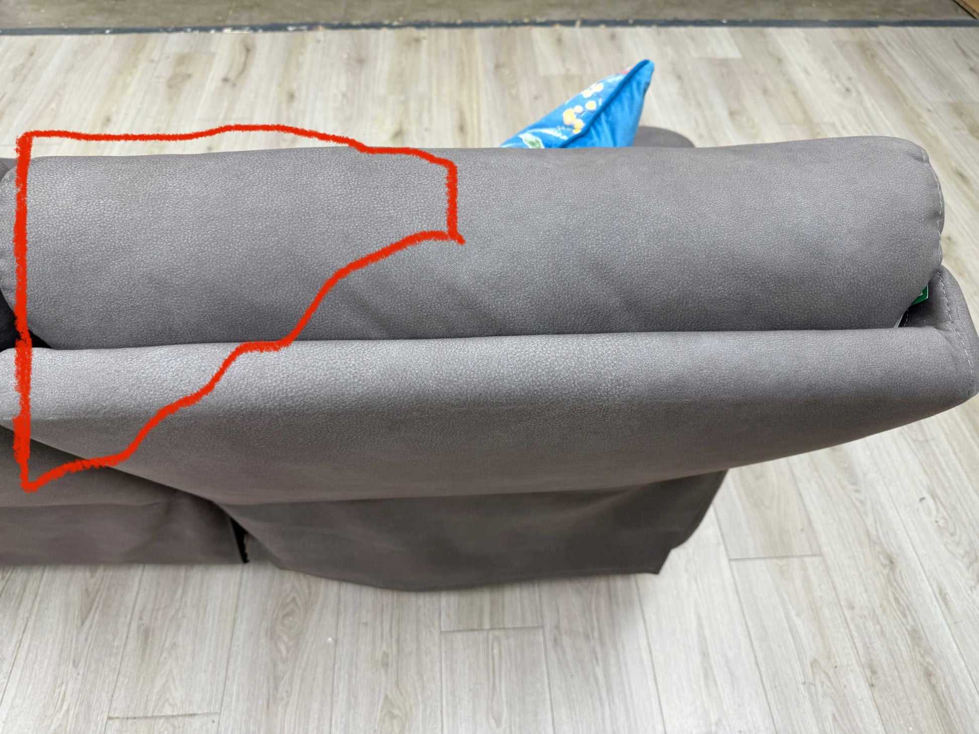 Detailed shot of discoloration on the upholstery and a small cosmetic imperfection on the headrest, neither of which affects comfort, usability, or functionality; please refer to the last photos for details.