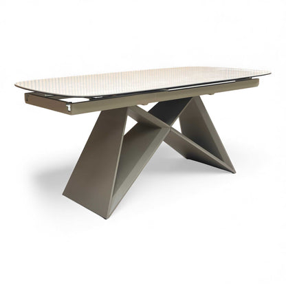 Side view showing the base and the table top thickness.