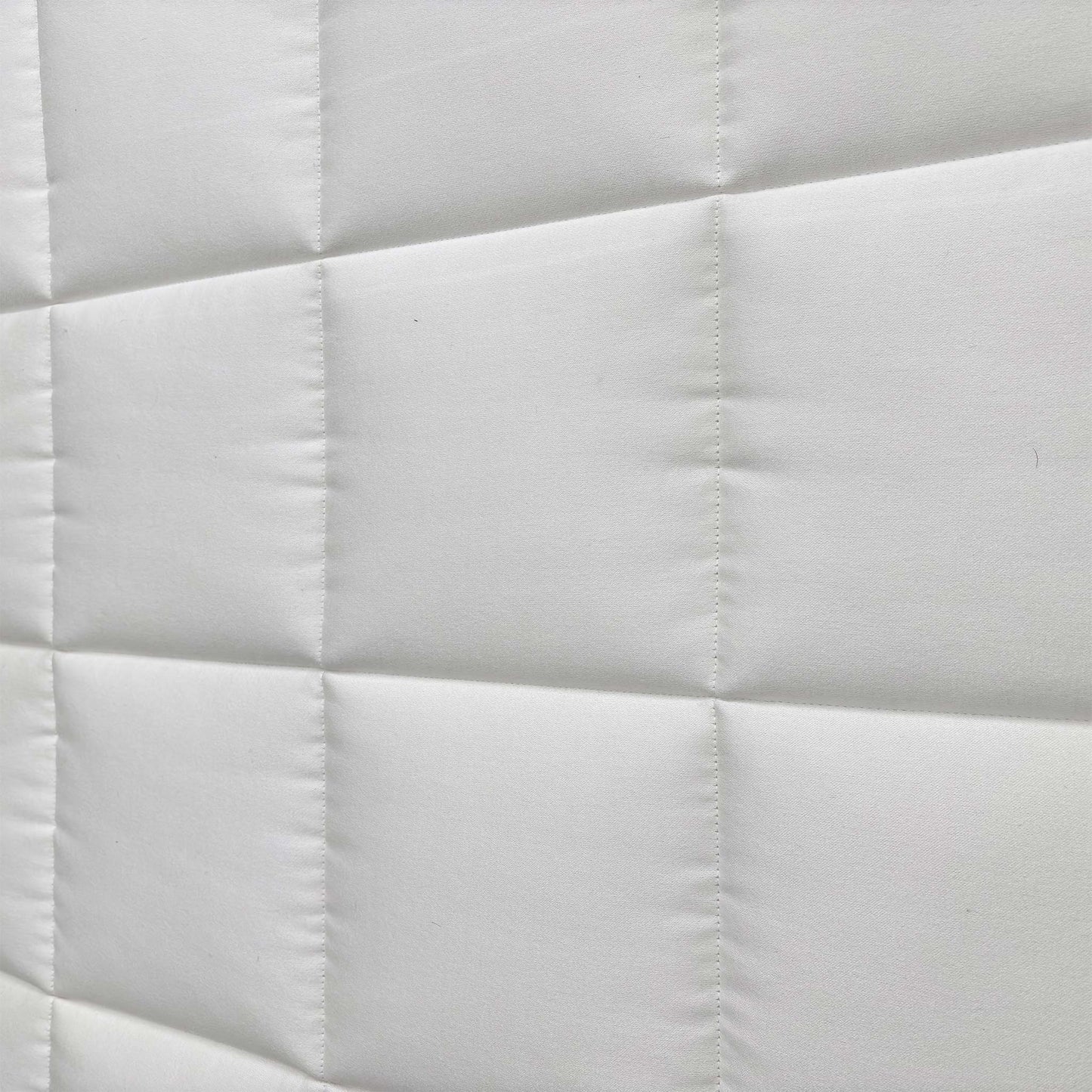 Close-up shot illustrating the core feature of Split Tension, with clear delineation between the Medium and Firm sides of the King mattress.
