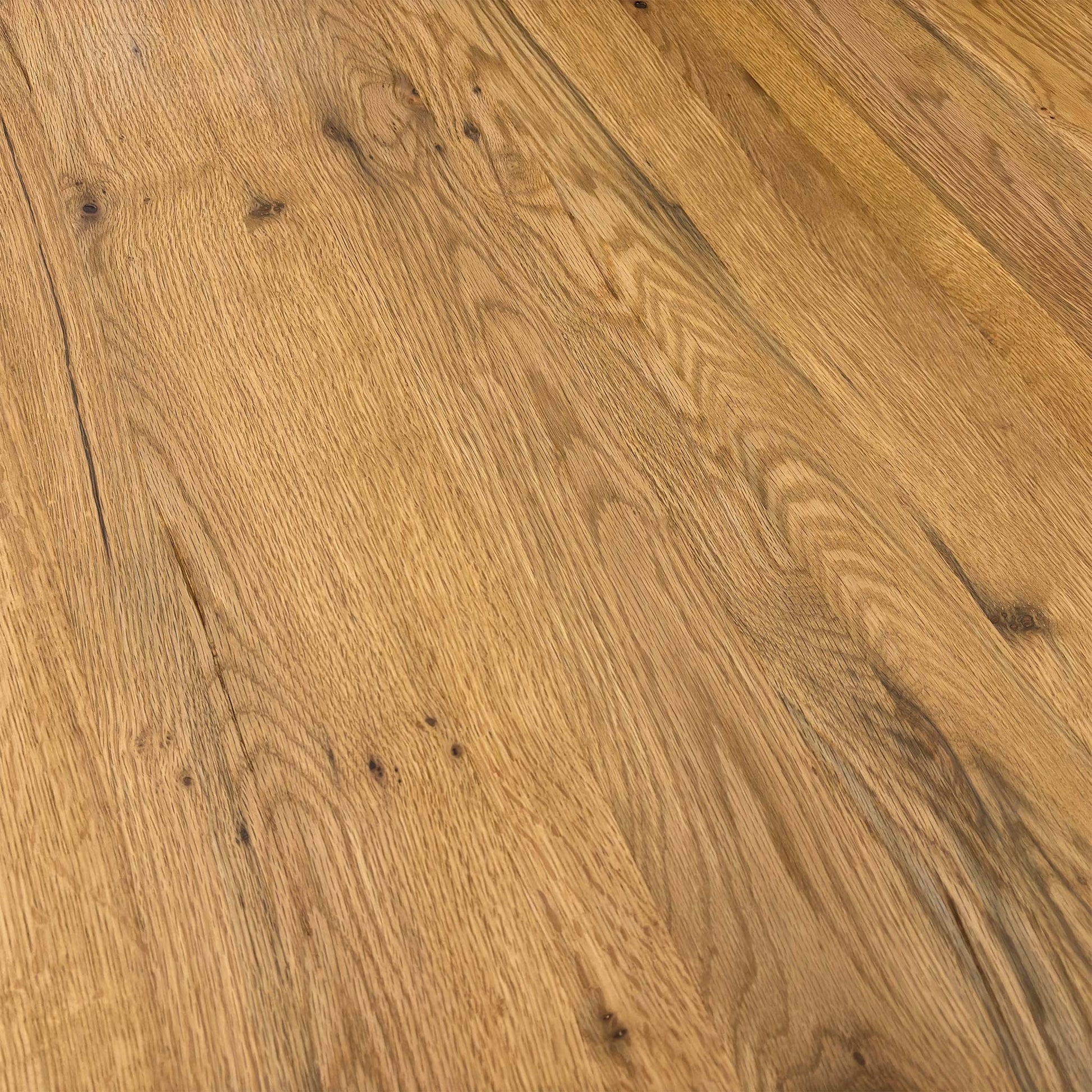 Detailed close-up of the raw edge on the 260cm oak dining table, emphasizing the natural, handcrafted, and unique wood boundary.