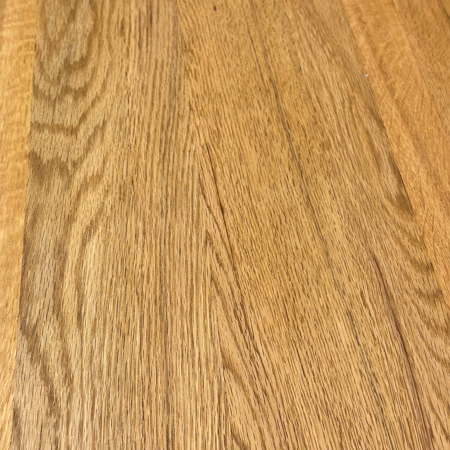 Close-up of the oiled oak seat surface, highlighting the wood grain.