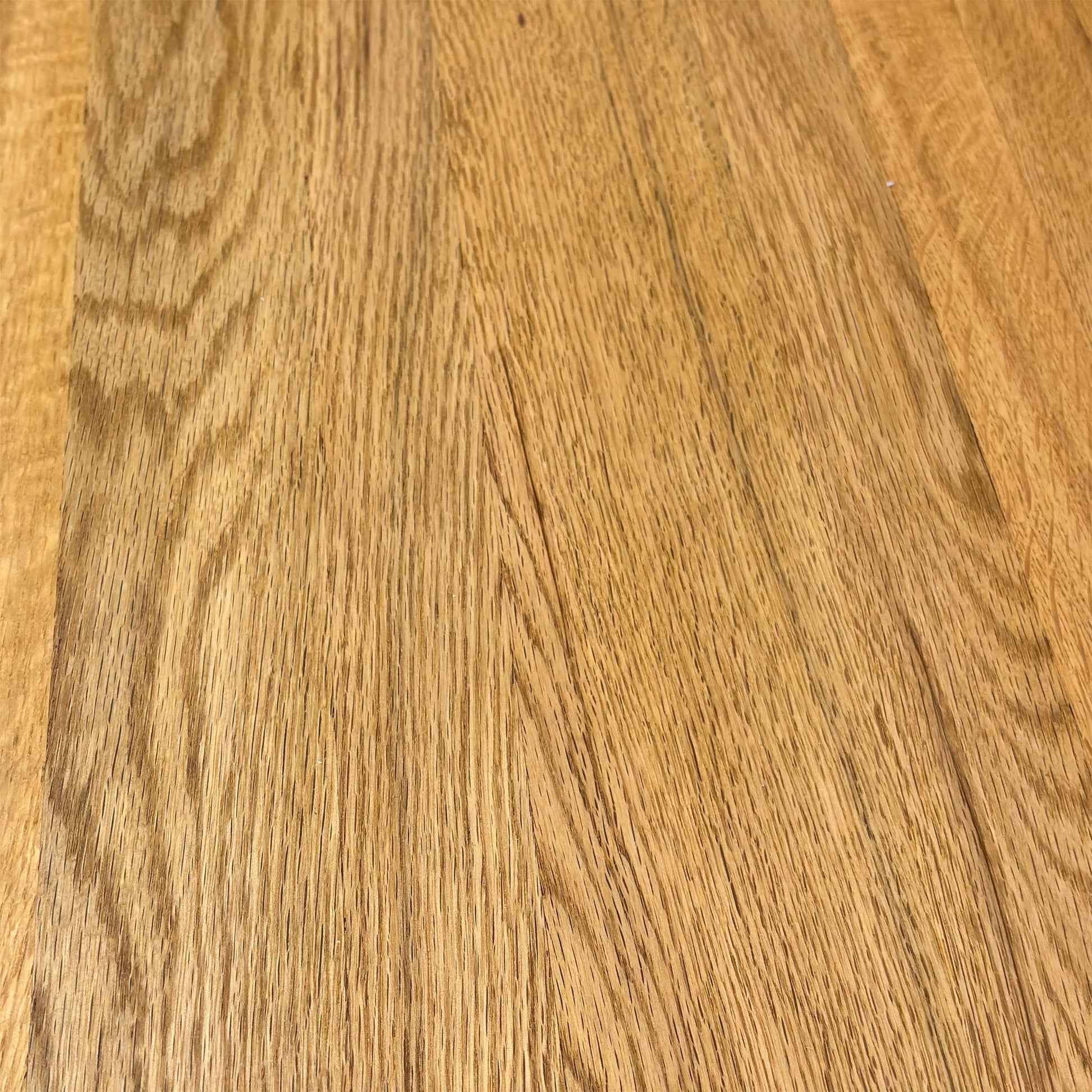 Close-up of the oiled oak seat surface, highlighting the wood grain.