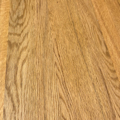 Close-up of the oiled oak seat surface, highlighting the wood grain.