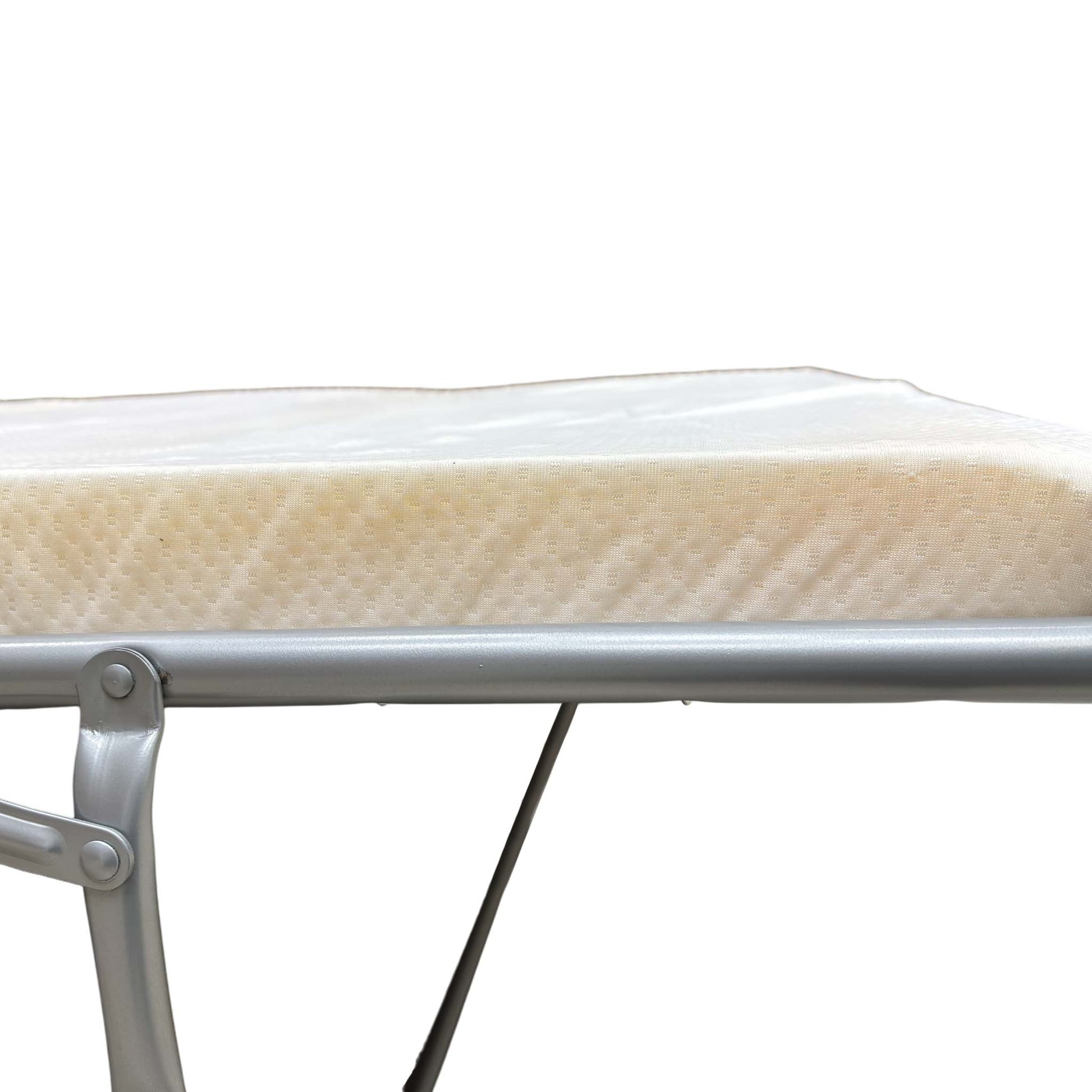 Close-up of the mattress fabric, providing transparency on the slight cosmetic marking mentioned in the description.