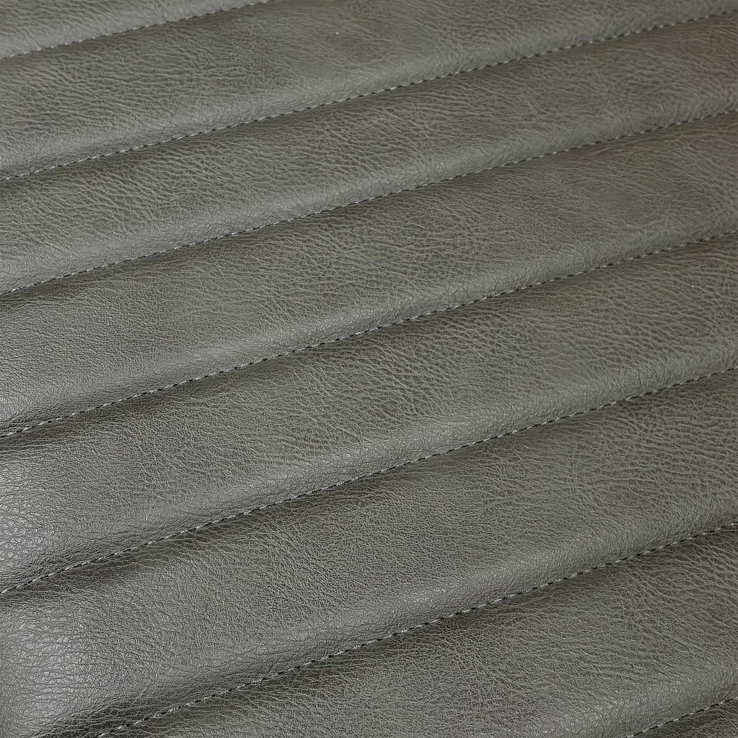 Close-up of the rustic oak surface, featuring natural knots and the protective matt lacquer finish.