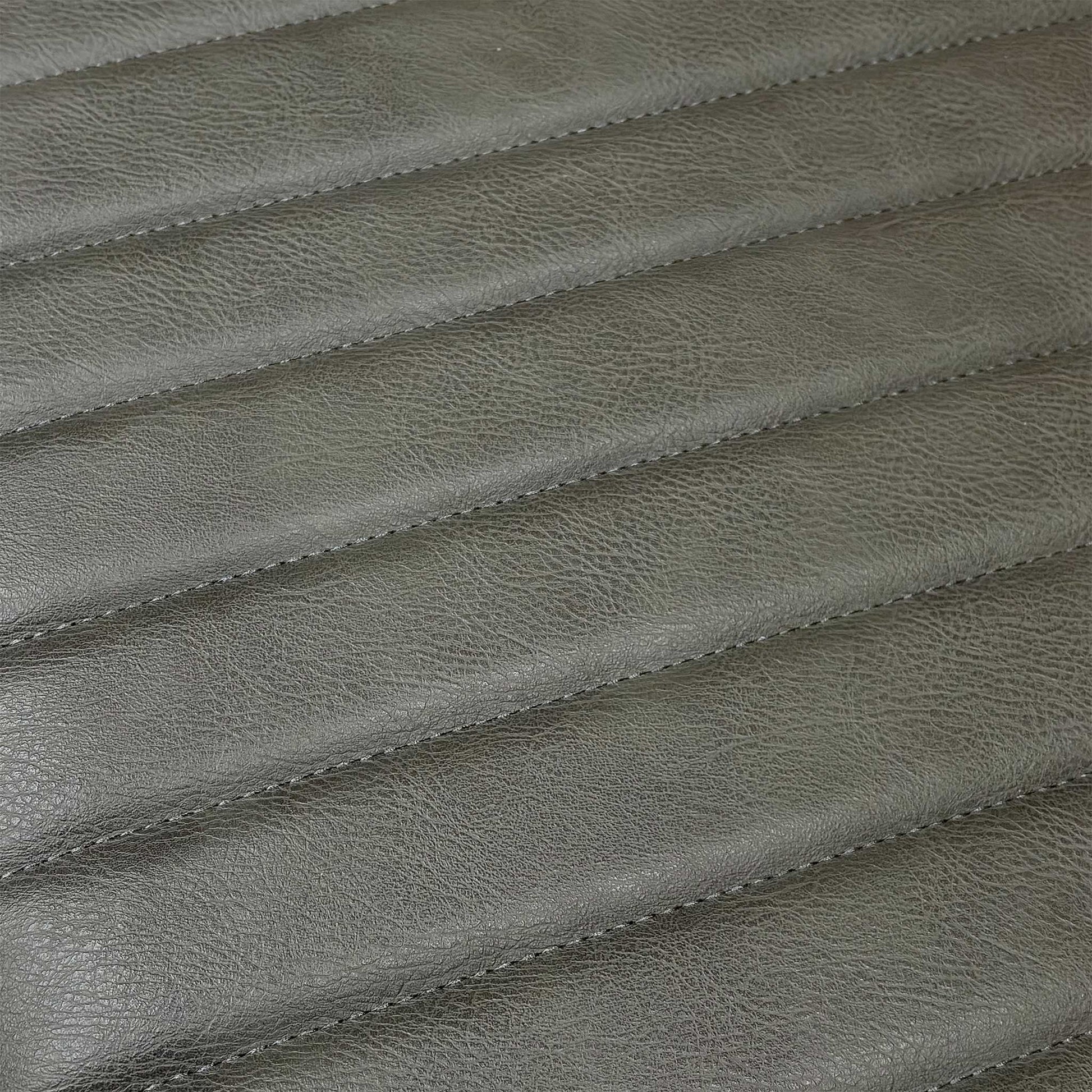 Close-up of the rustic oak surface, featuring natural knots and the protective matt lacquer finish.