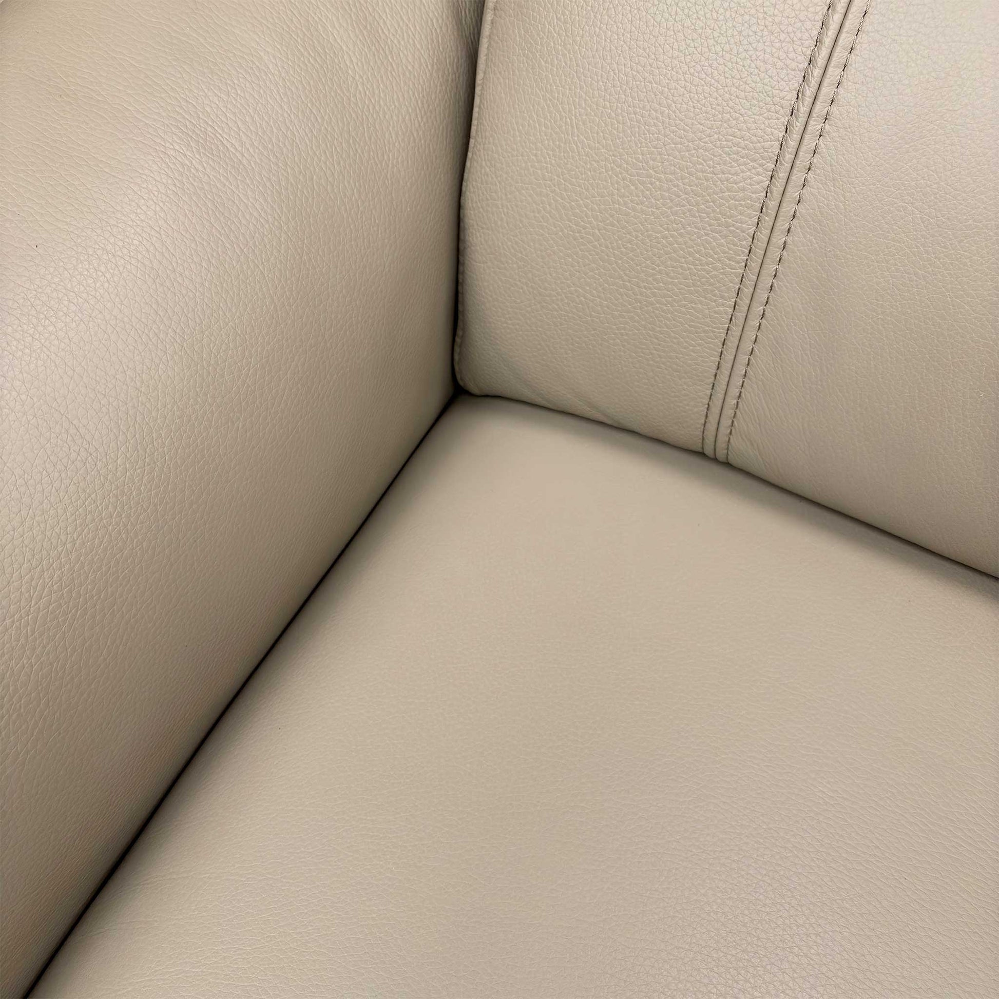 Detailed close-up of the Oslo Oyster (Cat-40:08) butter-soft leather, emphasizing the premium texture and pale oyster tone.