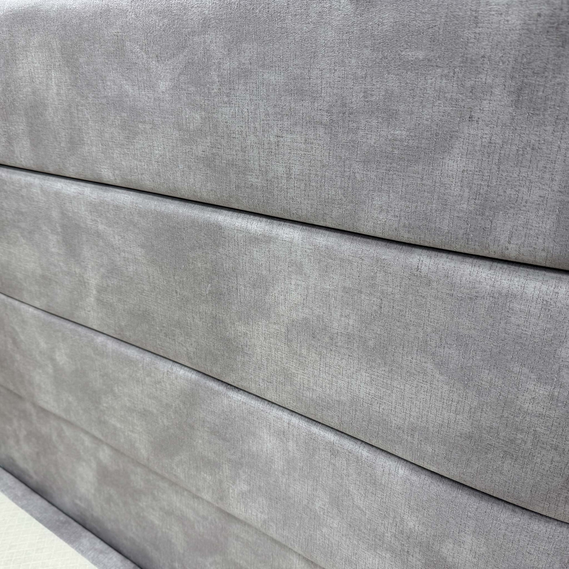 Close-up of the Lace Dolphin velvet fabric, showcasing the soft sheen and sophisticated gray tone of the ‘Pisces’ bed set.