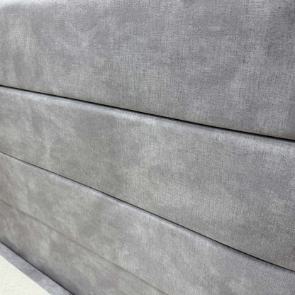 Close-up of the Lace Dolphin velvet fabric, showcasing the soft sheen and sophisticated gray tone of the ‘Pisces’ bed set.