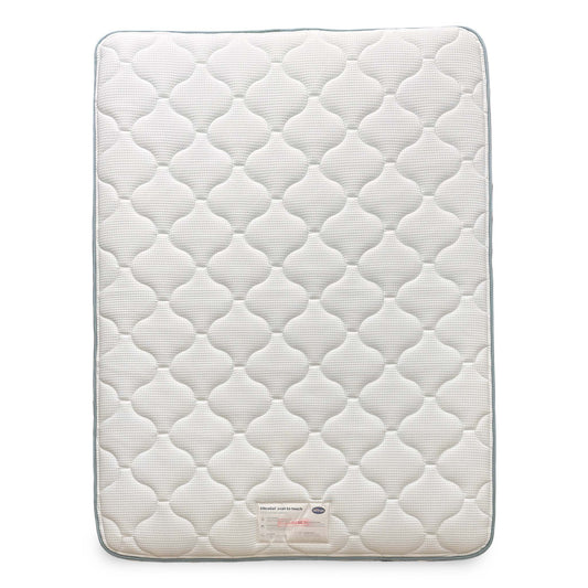 Full view of the Silentnight UltraGel Cool-To-Touch 3000 Pocket Mattress (King), showcasing the premium quilted top designed for temperature regulation.