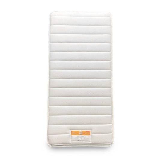 Full view of the Silentnight Healthy Growth Imagine 600 Pocket Kids Mattress, featuring a quilted white sleep surface.