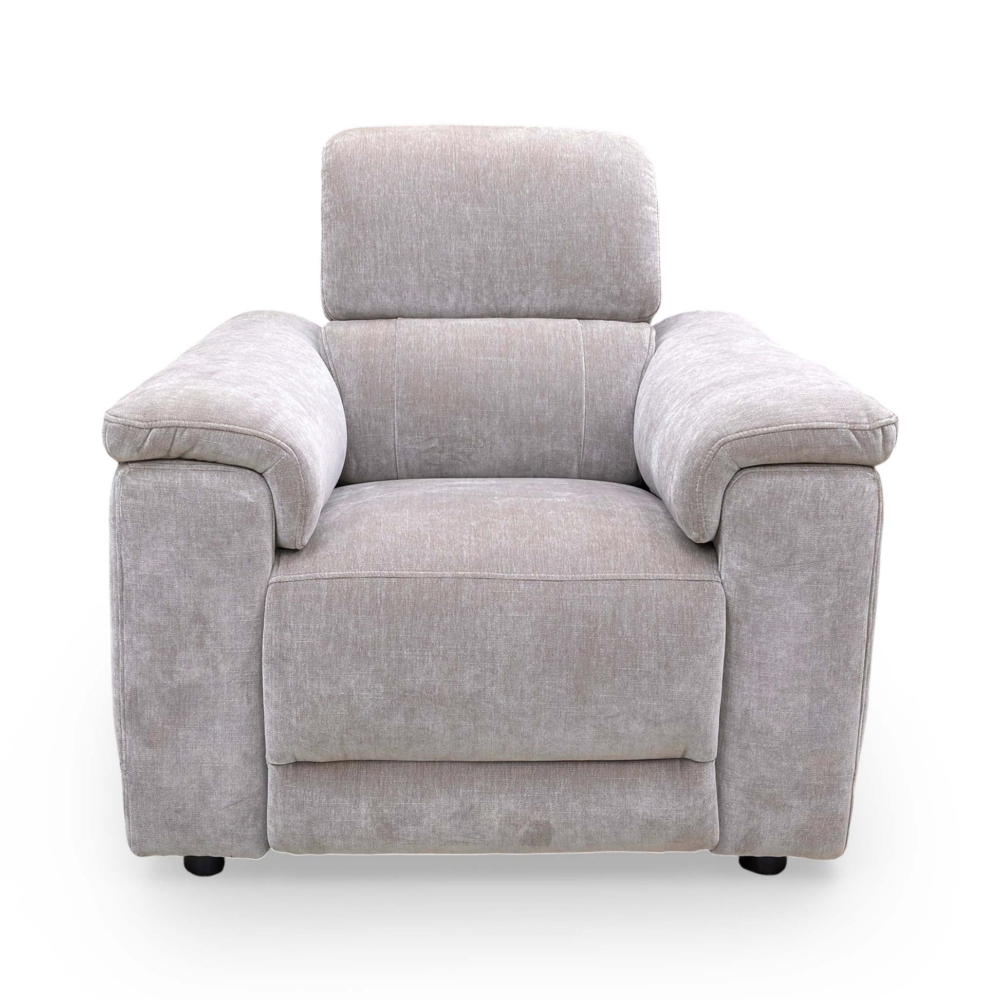 Front shot of the 'Genius' media chair with the headrest raised.