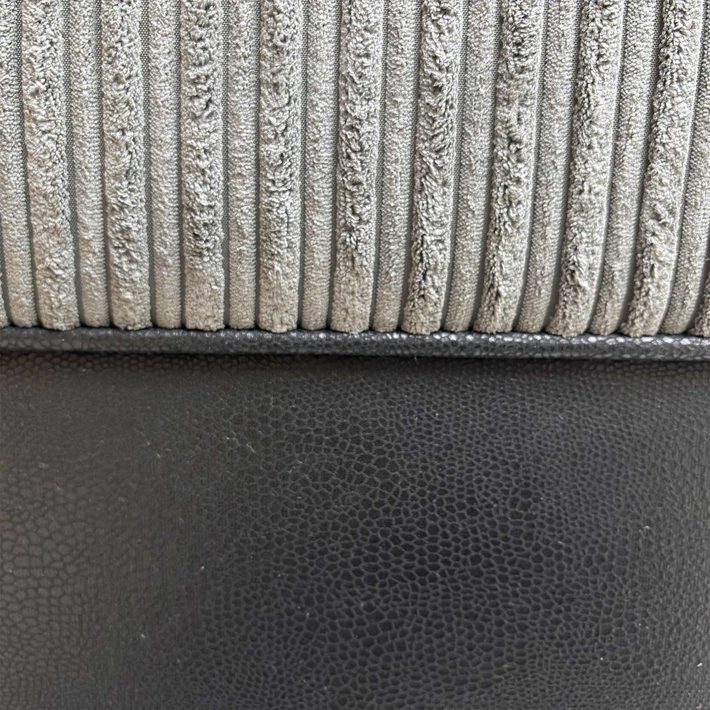 View of the sofa’s sturdy feet and lower frame, emphasizing the high-quality construction and stability of the ‘Marissa’ model.