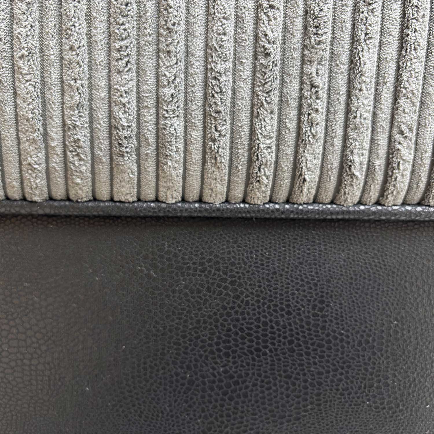 View of the sofa’s sturdy feet and lower frame, emphasizing the high-quality construction and stability of the ‘Marissa’ model.