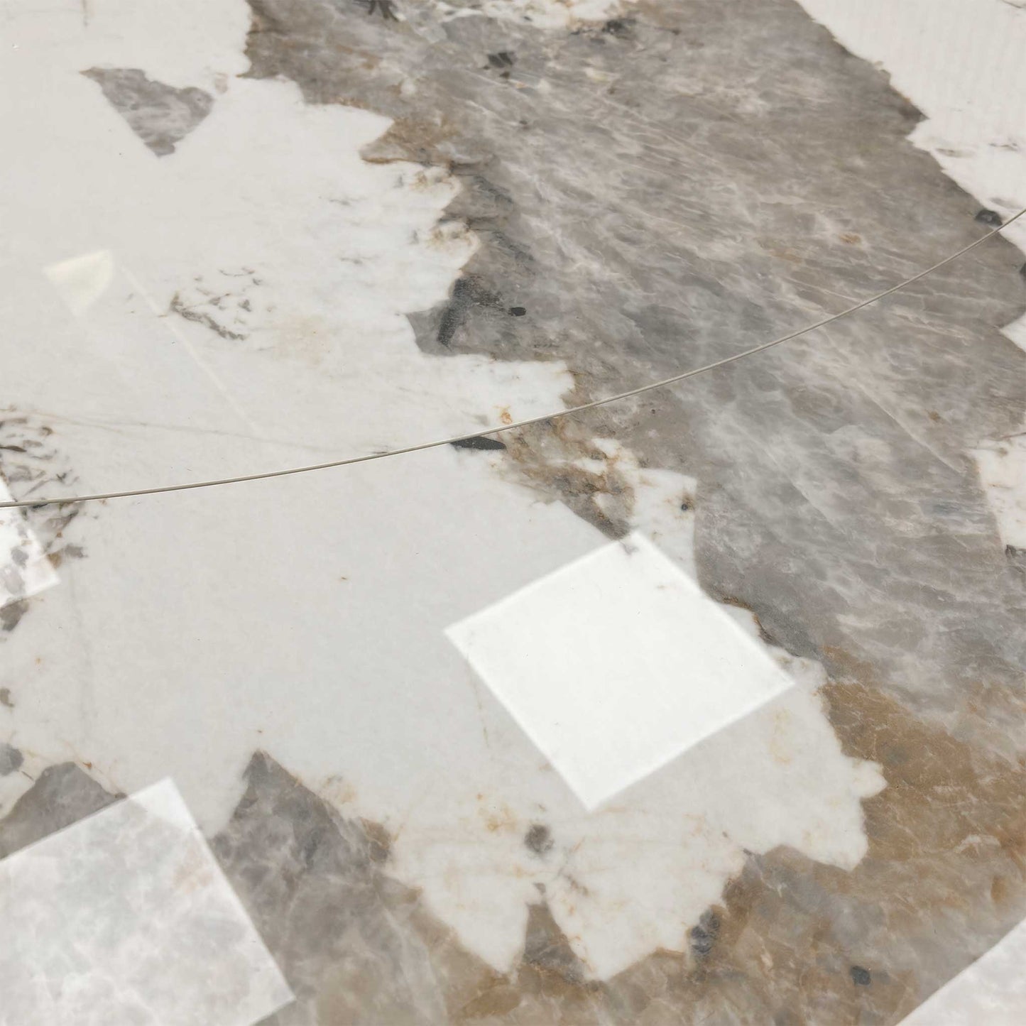 Detail view of the scratch-resistant Calcutta marble-patterned ceramic surface.