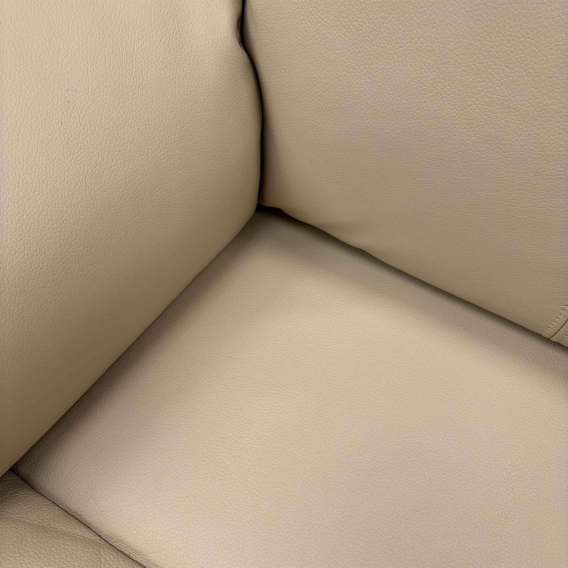 Close-up of the Cambridge Stone leather, highlighting the natural grain texture, soft-touch finish, and high-quality tailored stitching.