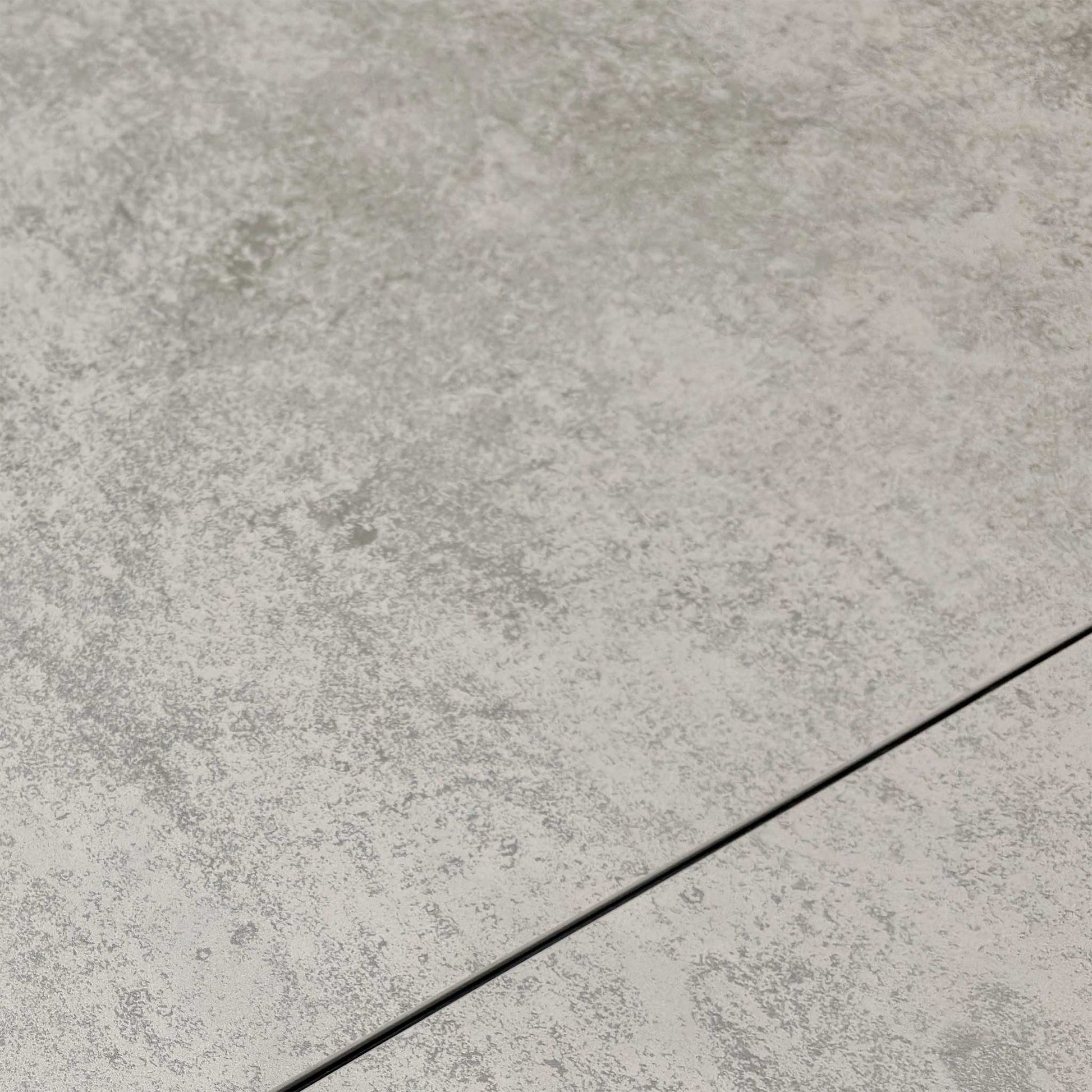 Close-up of the silver ceramic surface, showcasing the scratch-resistant and heat-resistant textured finish.