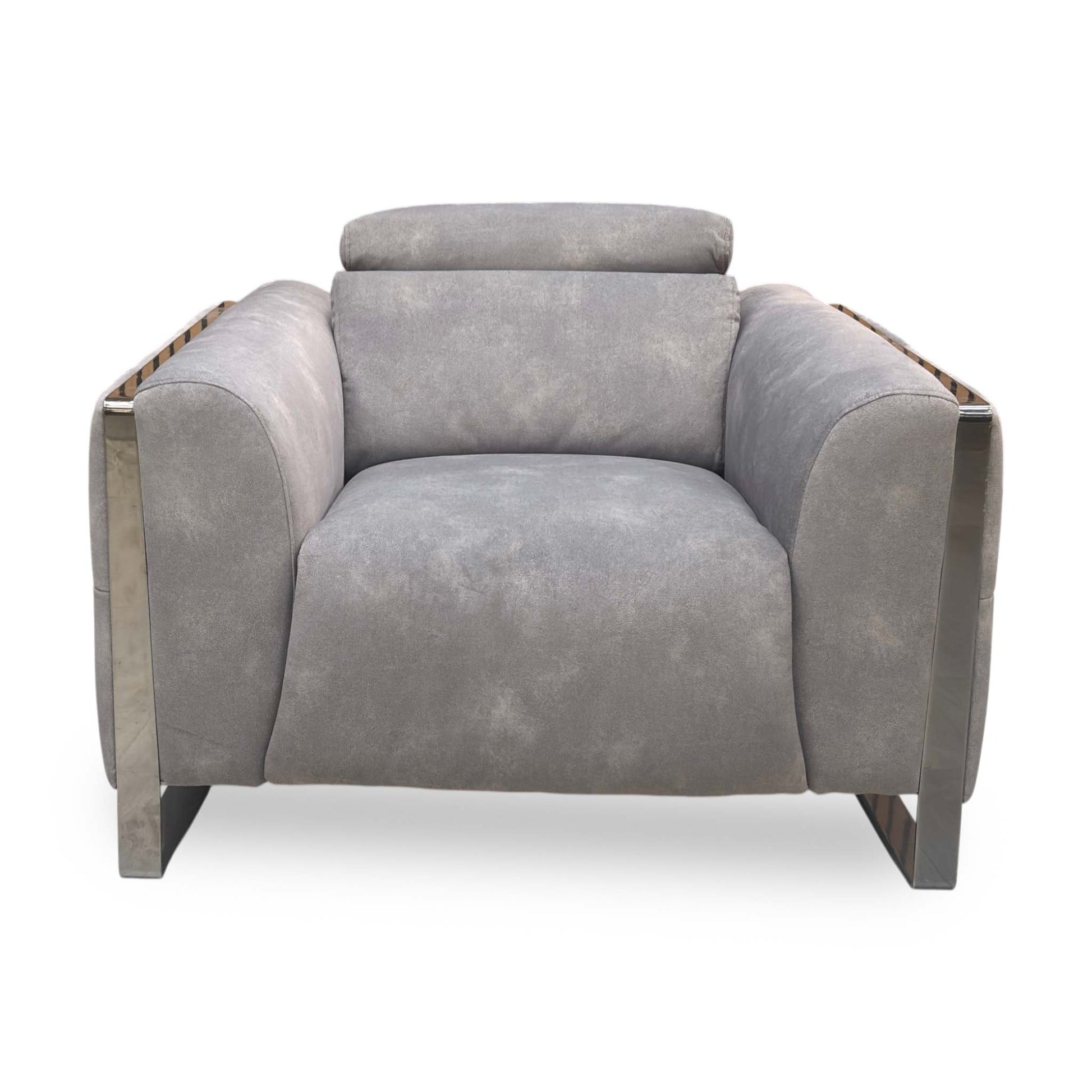 Front view of the Gisella chair, showcasing the wide seat design and the fixed, encapsulated pocket spring cushion.