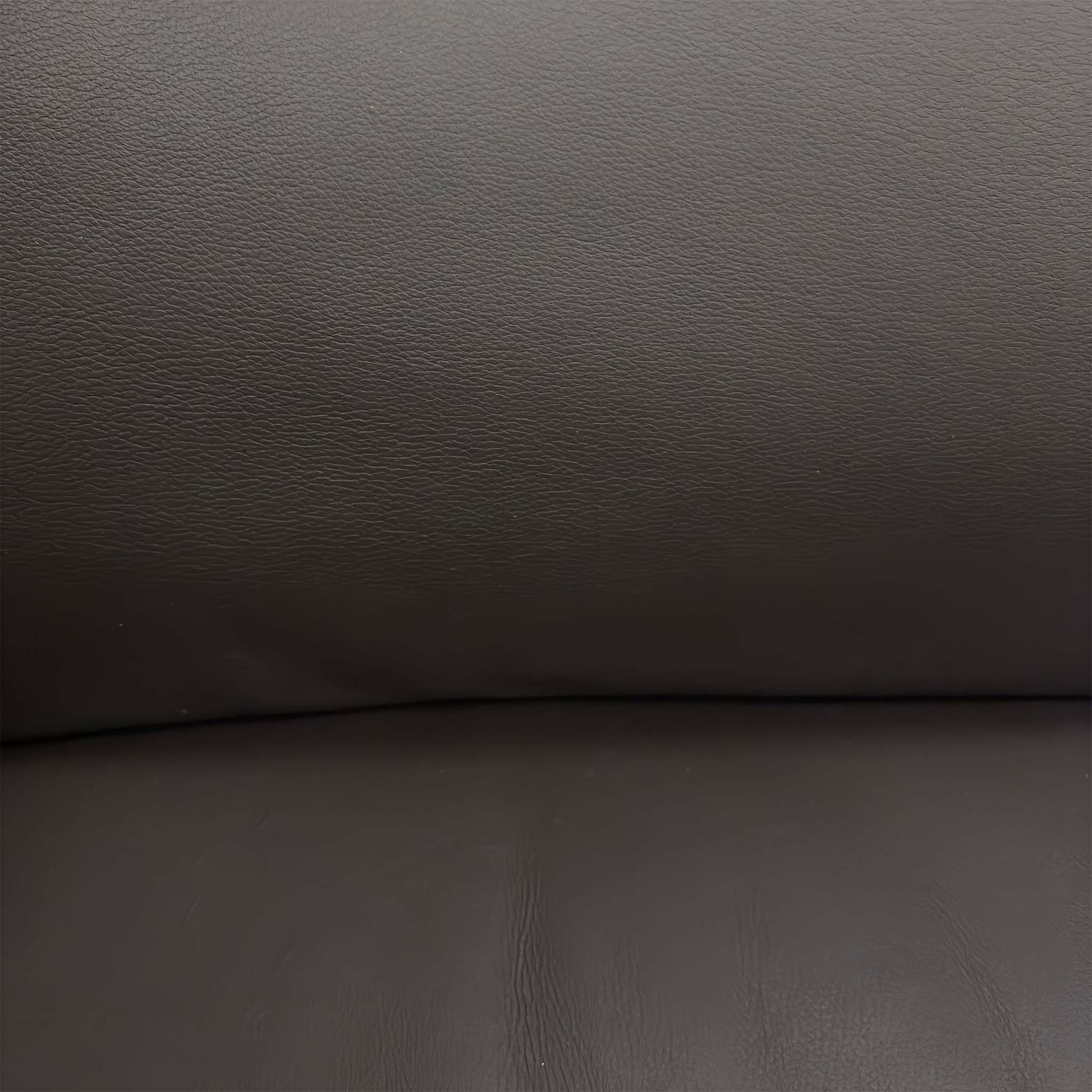 Close-up of the premium 4380 leather upholstery and detailed stitching on the backrest.