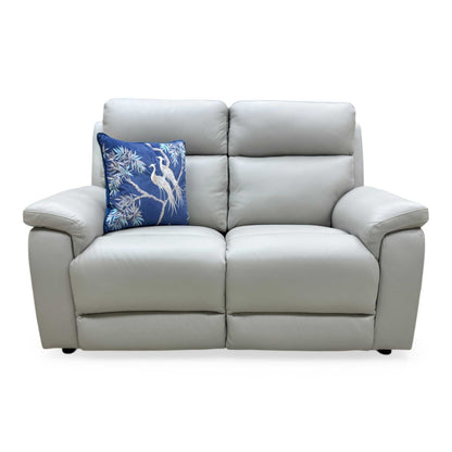 Front-on view of the 'Raven' Oslo 2-seater sofa in light grey Cat-40/27 leather with high-back support.