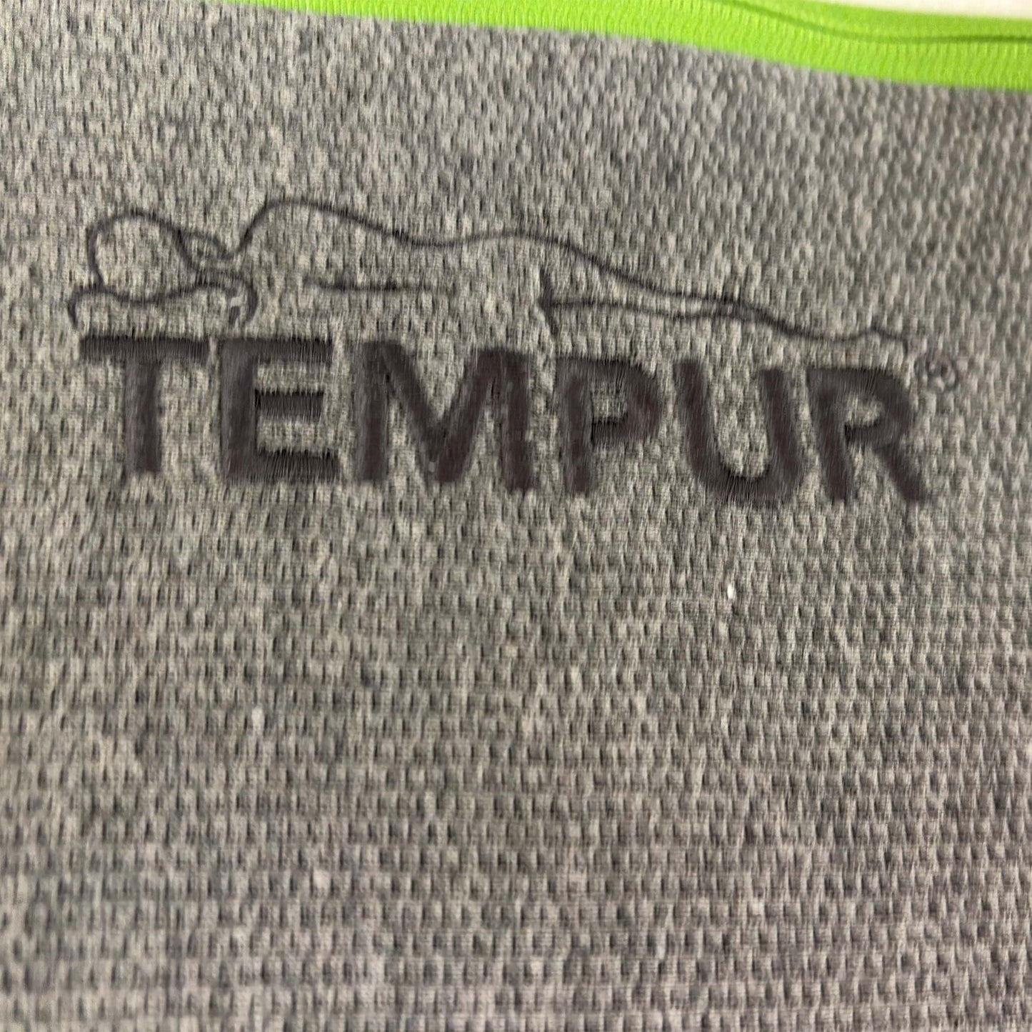 Perspective view of the double-size TEMPUR Hybrid mattress, emphasizing the medium-firm tension and the high-quality finish of the 200cm long sleeping surface.