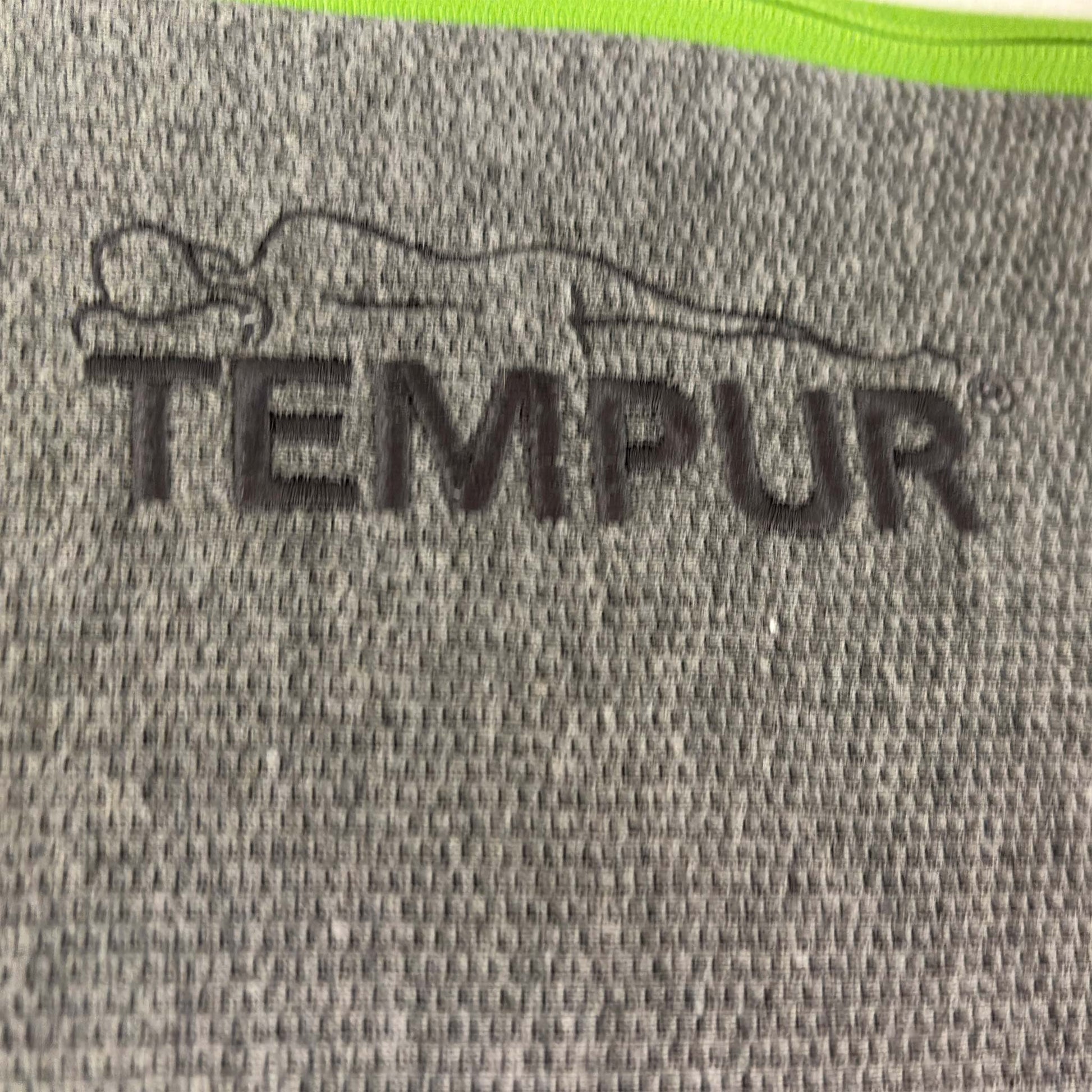 Perspective view of the double-size TEMPUR Hybrid mattress, emphasizing the medium-firm tension and the high-quality finish of the 200cm long sleeping surface.