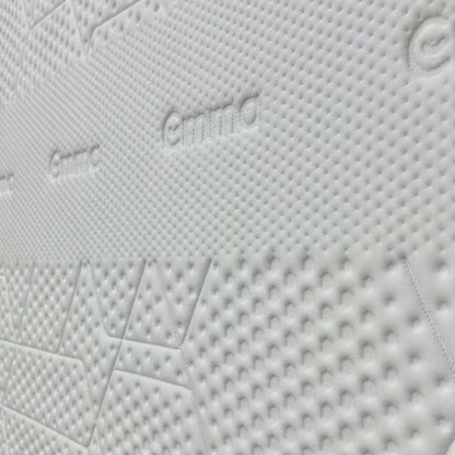 Close-up of the Diamond Degree cooling foam, emphasizing the graphite particles that work to maintain the ideal core body temperature for deep sleep.