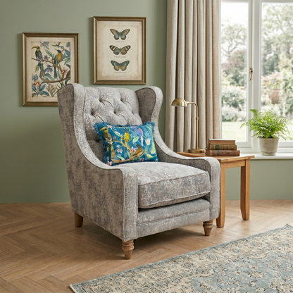 Living room of the Savoy chair, highlighting the elegant curved armrests and the deep button-tufted backrest.