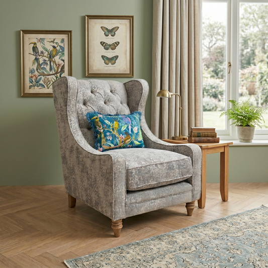 Living room of the Savoy chair, highlighting the elegant curved armrests and the deep button-tufted backrest.
