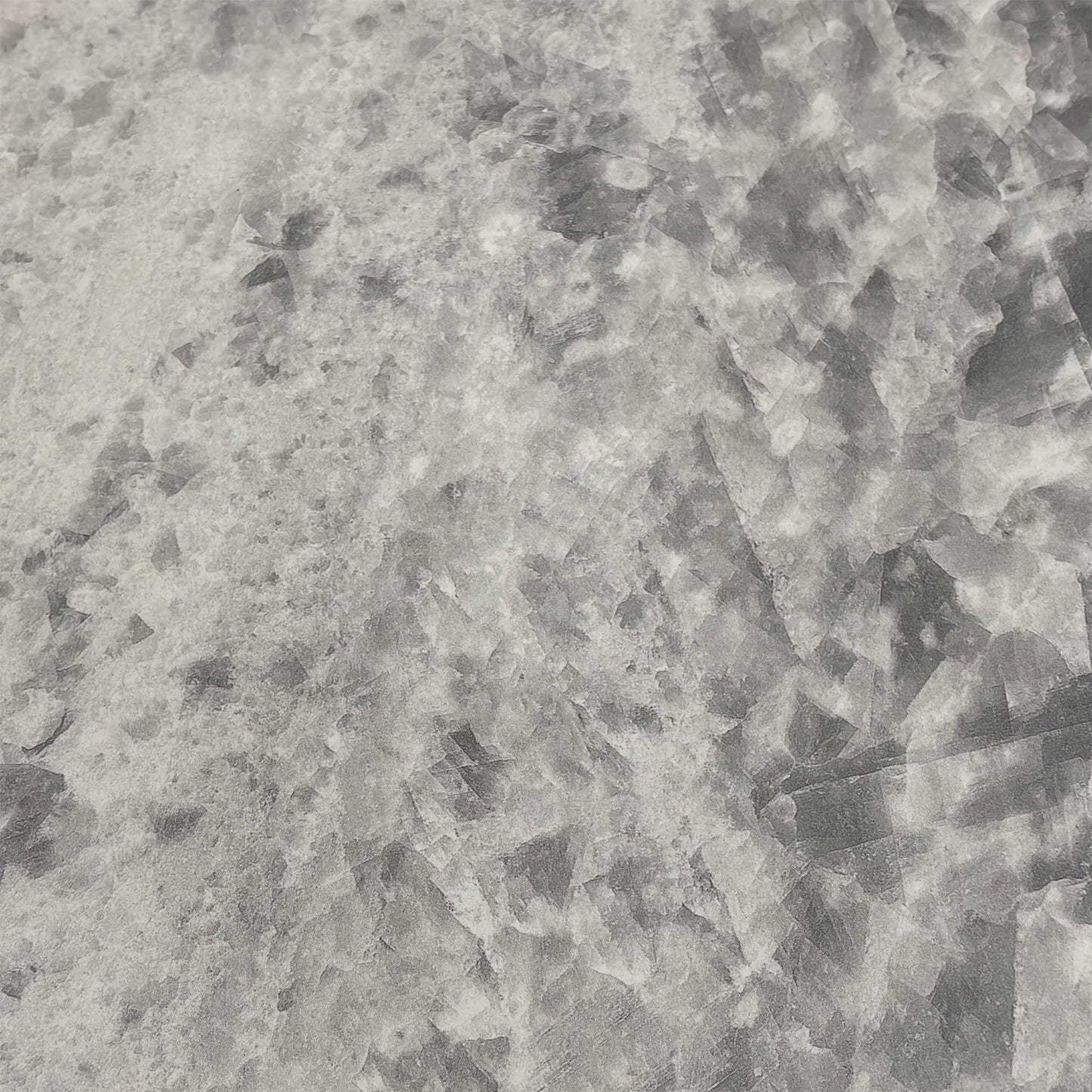 Close-up of the crystal white ceramic tabletop, emphasizing the realistic marble veining and the heat, scratch, and stain-resistant properties of the sintered stone.