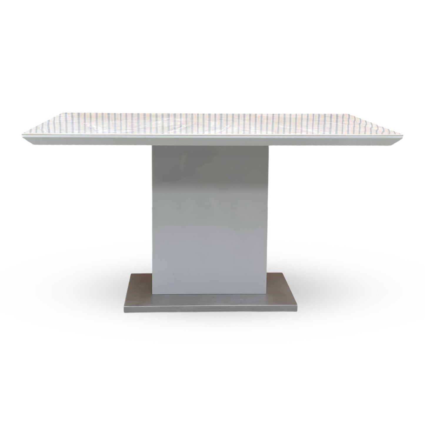 Front view of the Grigio dining table, showcasing the elegant grey and white marble patterns on the ceramic surface.