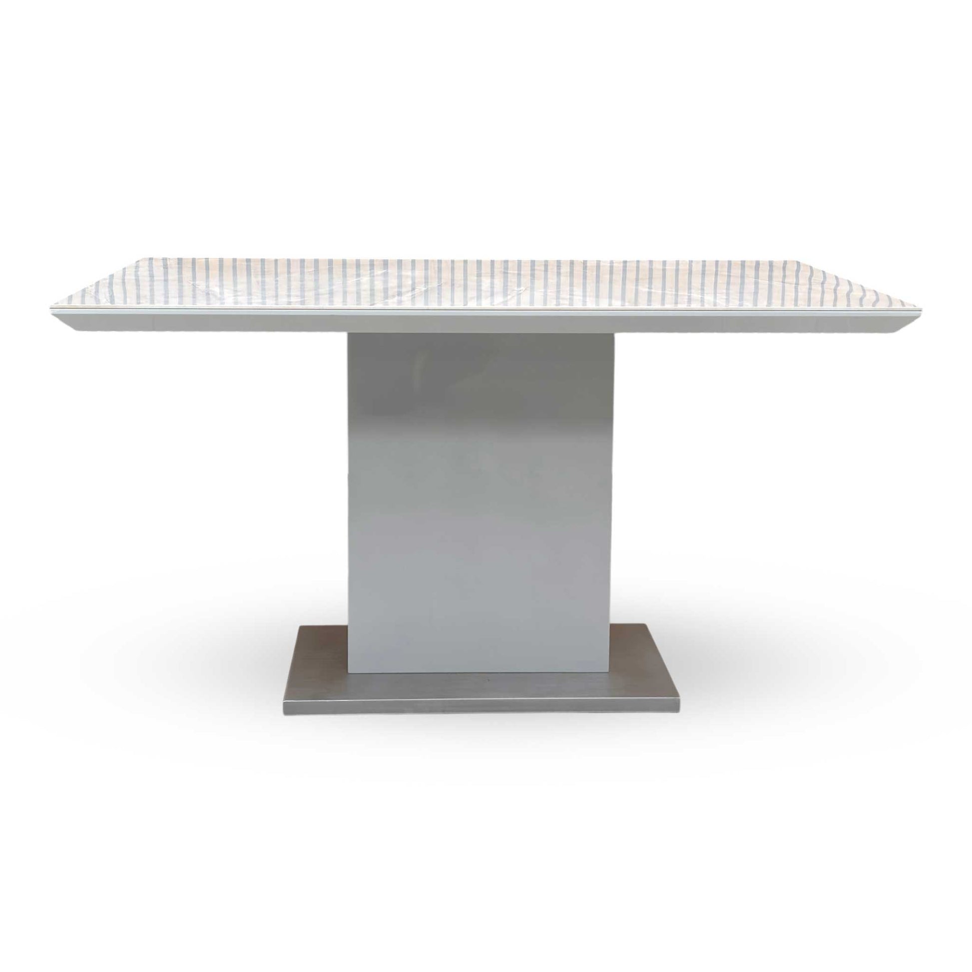 Front view of the Grigio dining table, showcasing the elegant grey and white marble patterns on the ceramic surface.