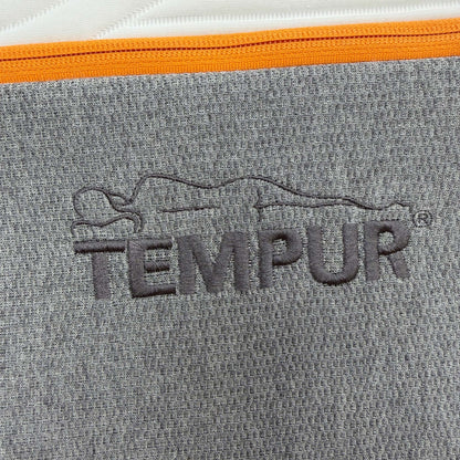 Closeup shot view of the King Size mattress, showcasing the clean, white aesthetic and the high-quality finish of the side panels.