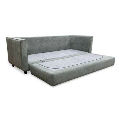 Side profile of the ‘Esprit’ day bed, emphasizing its slim, space-saving track arm design and neat, tailored silhouette.