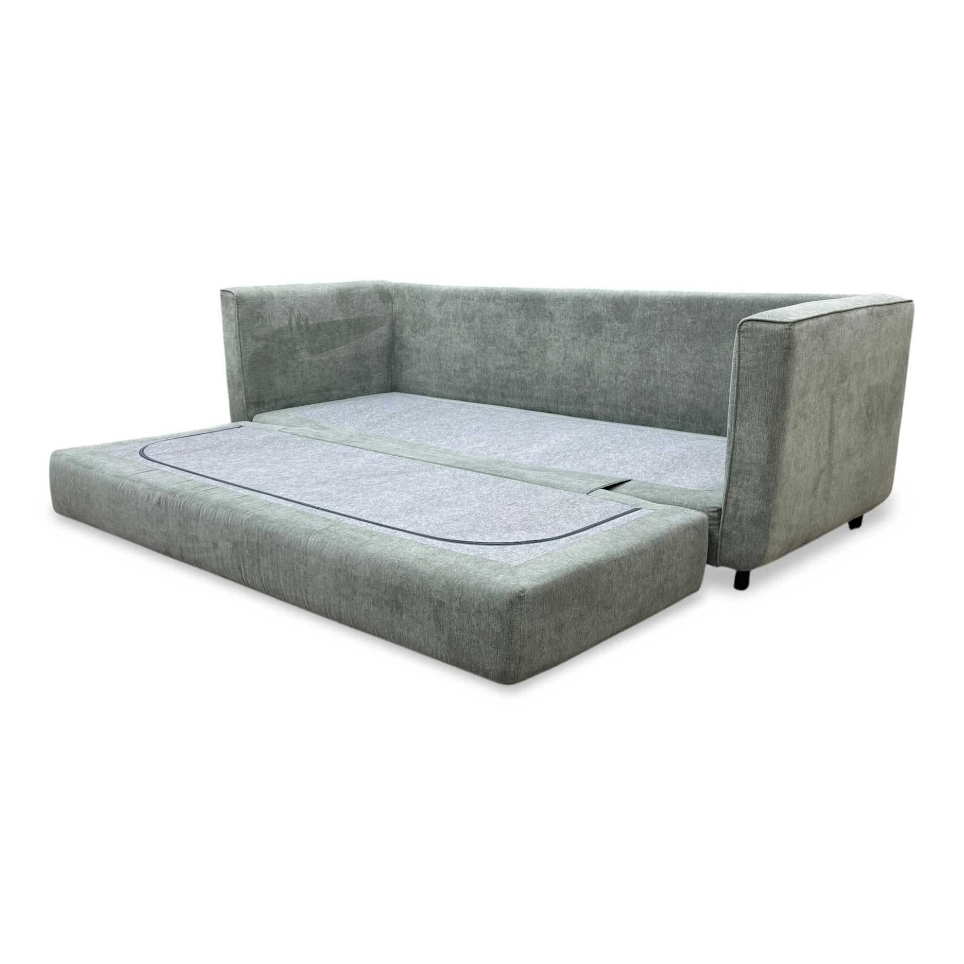 Side profile of the ‘Esprit’ day bed, emphasizing its slim, space-saving track arm design and neat, tailored silhouette.