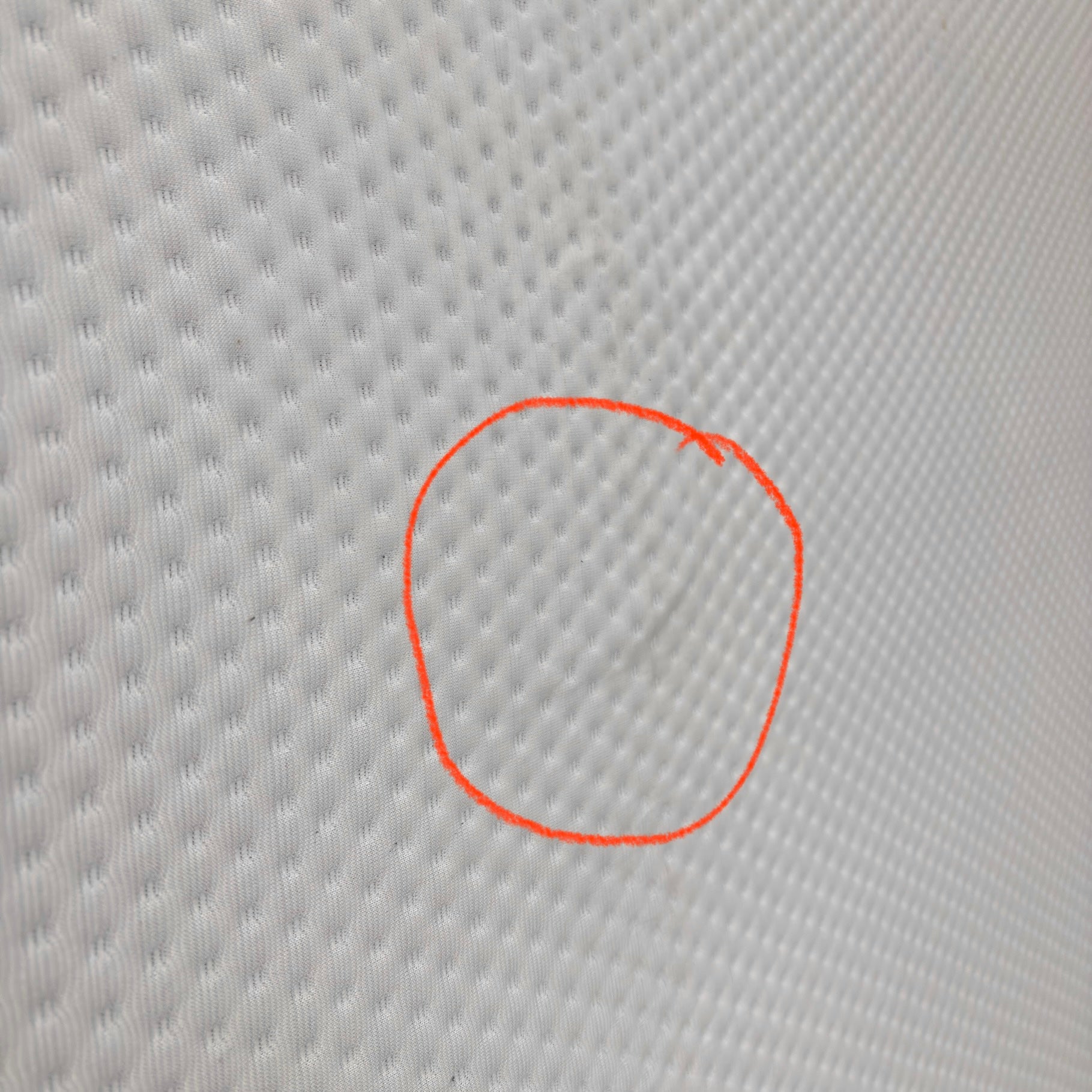 Emma Mattress Original Super King - close-up of white cover fabric with circled area highlighting a stitching detail