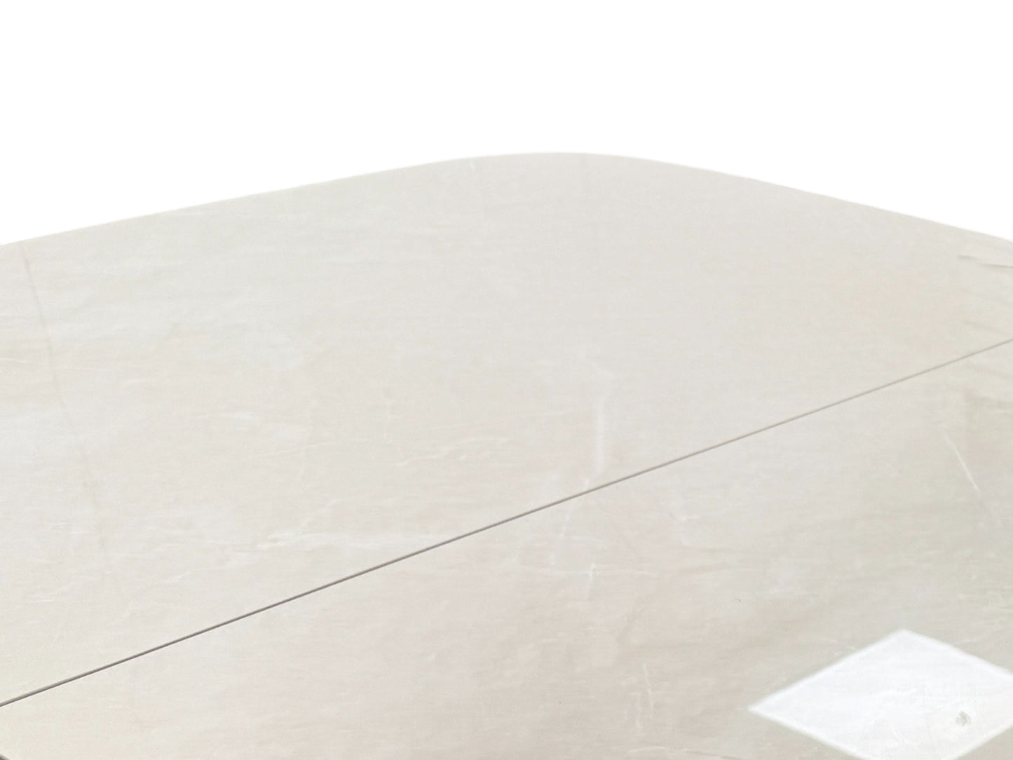 Close-up of the heatproof and scratch-resistant high-gloss ceramic table top.