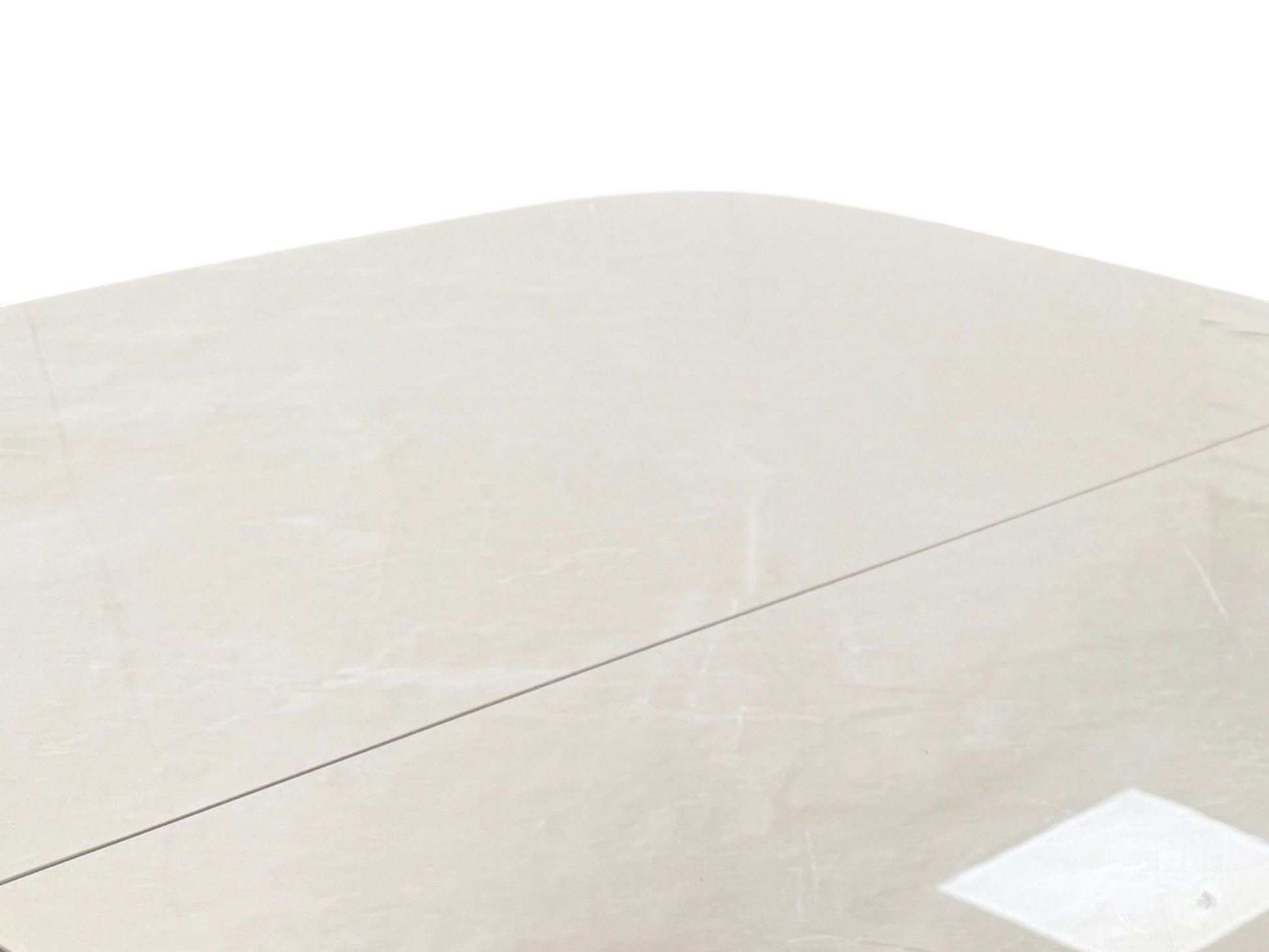Close-up of the heatproof and scratch-resistant high-gloss ceramic table top.