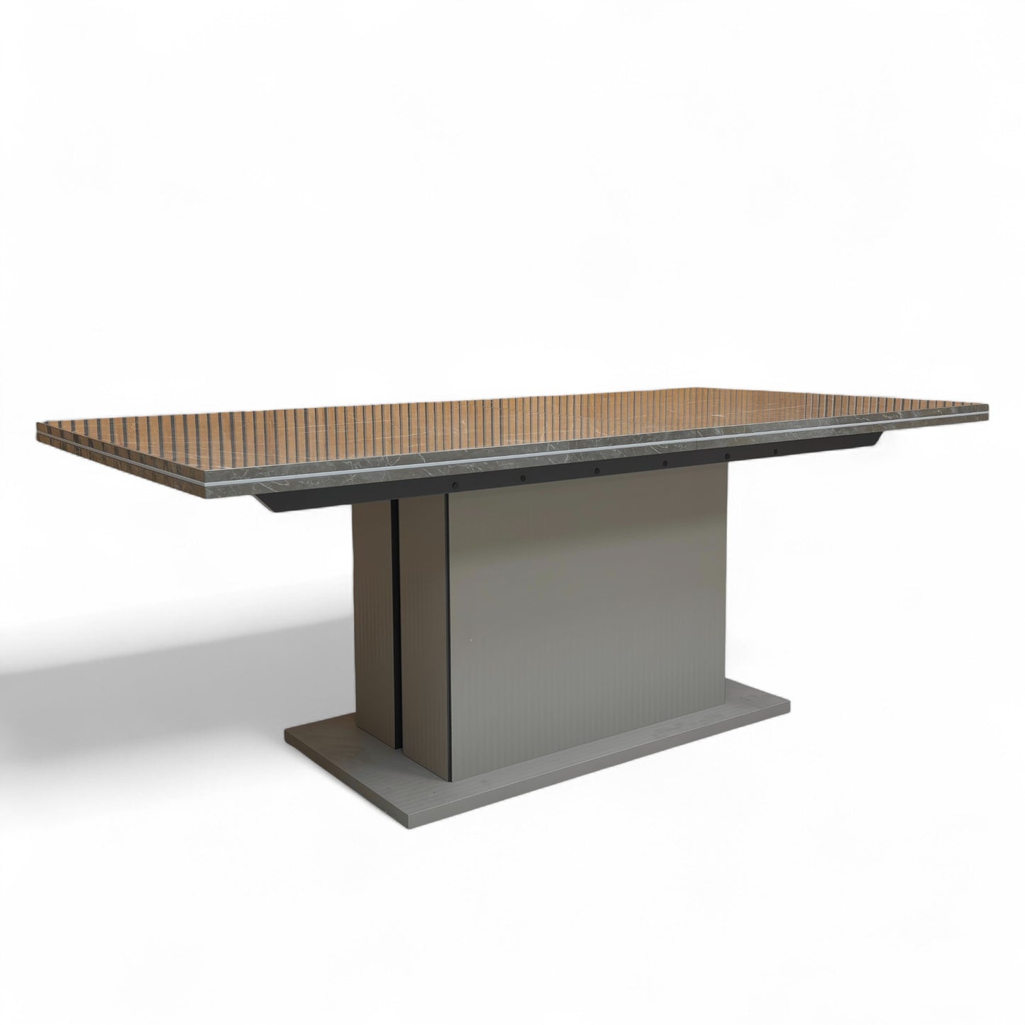 A photo focusing on the edge of the 'Lusso' ceramic table top and its smooth, high-gloss finish.