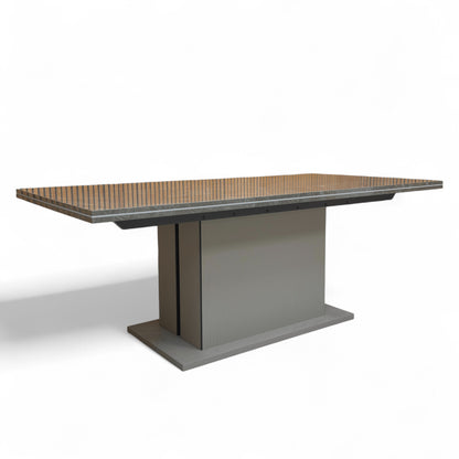 A photo focusing on the edge of the 'Lusso' ceramic table top and its smooth, high-gloss finish.