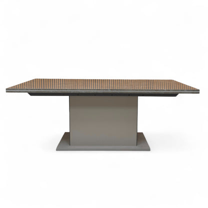 Detailed close-up of the elegant marble-effect finish on the ceramic tabletop of the 'Lusso' dining table.