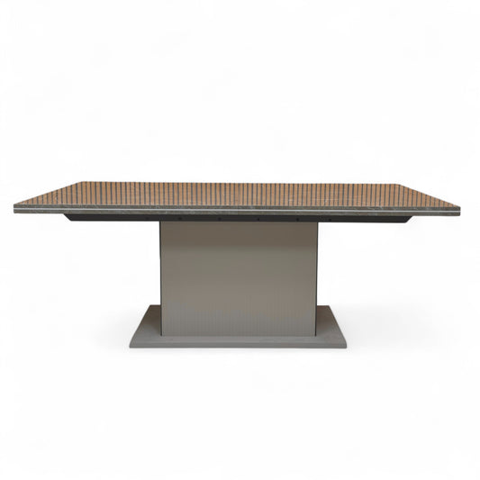 Detailed close-up of the elegant marble-effect finish on the ceramic tabletop of the 'Lusso' dining table.