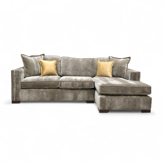 Frontal view of the ‘Chelsea’ sofa, emphasizing the deep seating area, high backrests, and the modern English arm style.